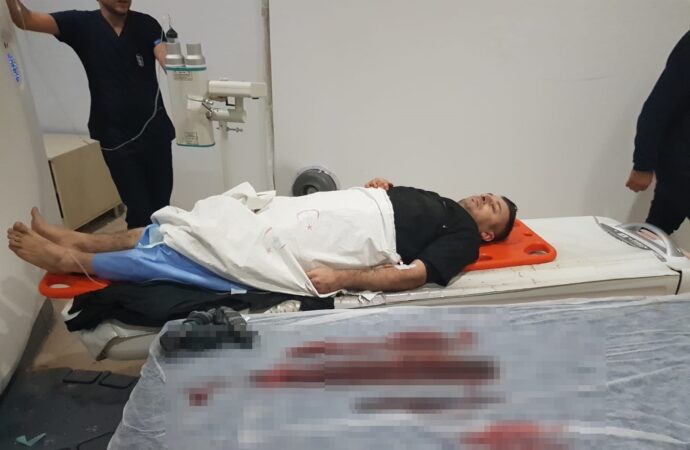 Bir veteriner teknikeri, sığırı aşılamaya çalışırken boynuz darbeleriyle yaralandı.
