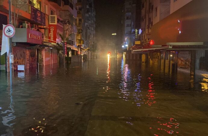 İzmir’de deniz seviyesi yükseldi ve deniz suları kaldırımları aştı.