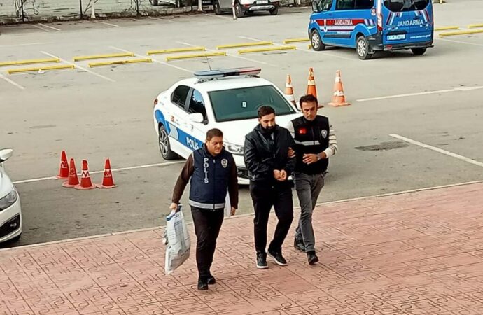 Polis, hırsızlık şüphelisi olarak yakaladığı kişinin üzerinden başka bir kişiye ait kimlik çıkmasıyla dikkatleri üzerine çekti.