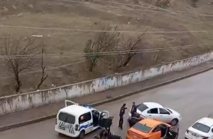 Ankara’da meydana gelen bir olayda silahlı kavga çıktı ve sonucunda 1 kişi yaralandı. Olay yerine gelen polis ekipleri, olaya karışan 5 kişiyi gözaltına aldı.