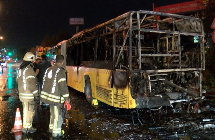 Başakşehir ilçesinde, İstanbul Elektrik Tramvay ve Tünel İşletmeleri (İETT) otobüsü alev alev yanarak kül oldu.