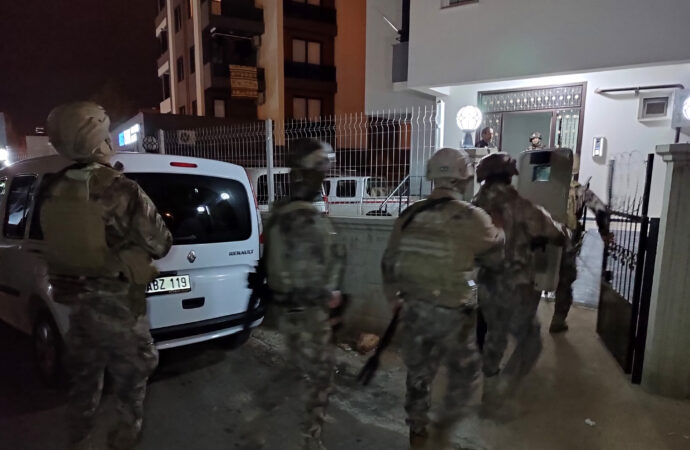 Mersin’de PKK/KCK ve FETÖ/PDY terör örgütlerinin yapılanmalarına yönelik operasyon gerçekleştirildi.