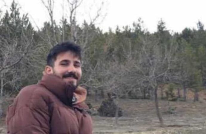 Bir motosiklet sürücüsü, ağaca çarparak hayatını kaybetti.