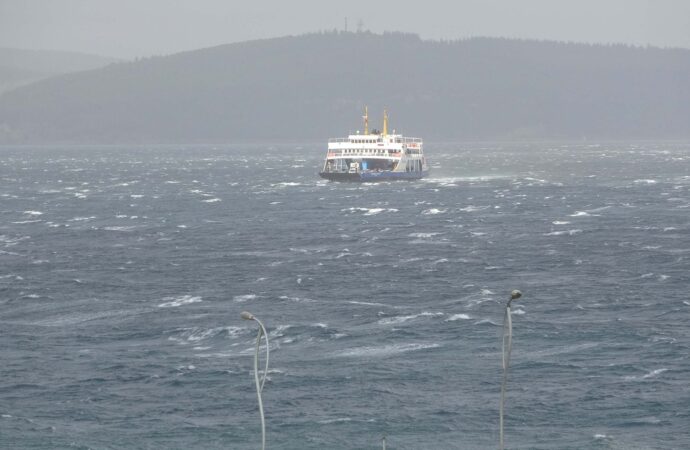 Yarın Bozcaada ve Gökçeada’ya planlanan feribot seferleri maalesef iptal edildi.