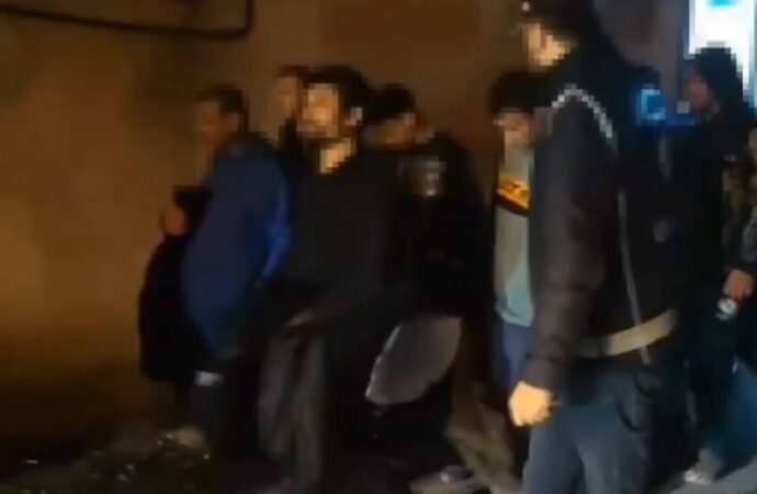 İstanbul’da gerçekleştirilen kaçak göçmen operasyonunda, toplamda 262 kişi yakalandı.