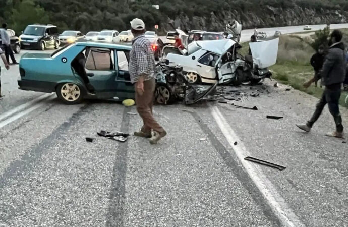 Antalya’da meydana gelen bir kaza sonucunda 3 yaşındaki Mustafa Poyraz hayatını kaybetti ve 8 kişi yaralandı.