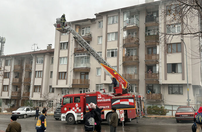 Yangın sırasında dumandan etkilenen kişiler, acil olarak balkondan tahliye edildi.