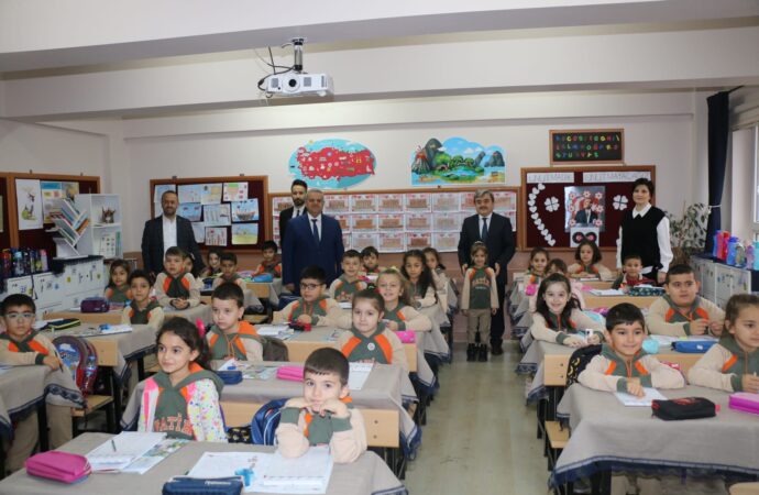 Amasya’da öğrenciler, Öğretmenler Günü için topladıkları paraları Filistinlilere bağışladı.