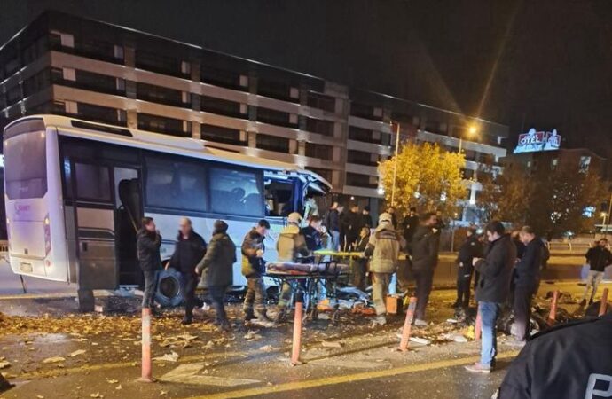 Bir alkollü sürücünün otomobili, kaza sonrası kalabalığın arasına hızla girdi. Bu trajik olayda bir kişi hayatını kaybederken, 22 kişi yaralandı.