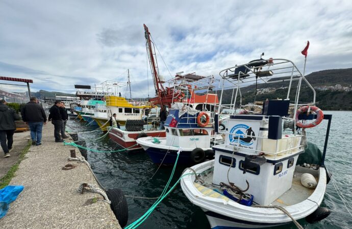 Bartın’da fırtına uyarısı verildi ve tekneler karaya çekildi.