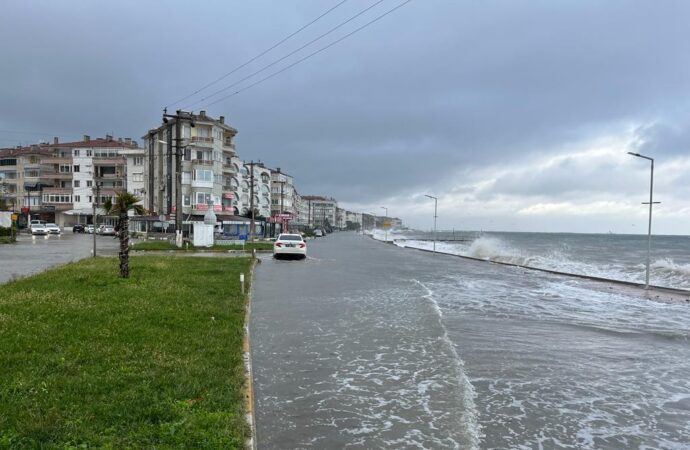 Yalova’da deniz ile kara birleştiği için İDO seferleri iptal edildi.