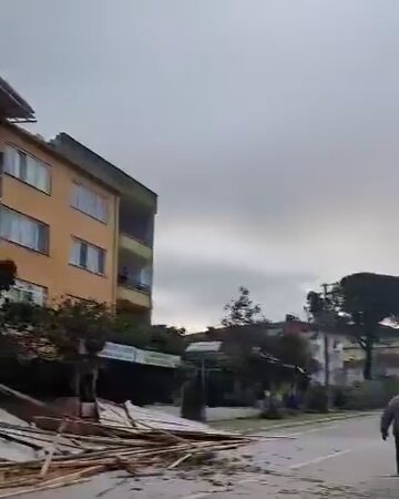 Yalova’da meydana gelen fırtına sonucunda savrulan çatı, 2 kişiye çarptı.