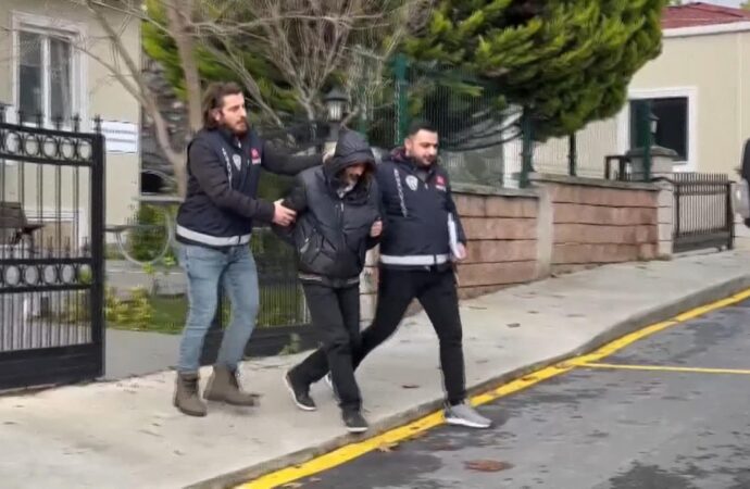 Arnavutköy’de bir durakta kadını vuran saldırgan, adli makamlara sevk edildi.