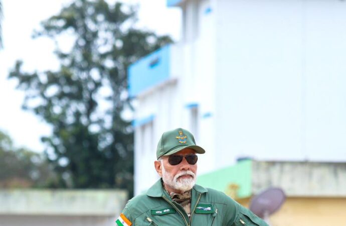 Başbakan Modi, yerli savaş uçağı Tejas ile deneme uçuşu gerçekleştirdi.