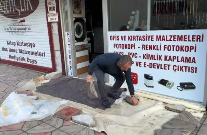 İskenderun’da, son günlerde yaşanan şiddetli yağışlar nedeniyle cadde ve sokaklarda su birikintileri oluşmaya başladı.