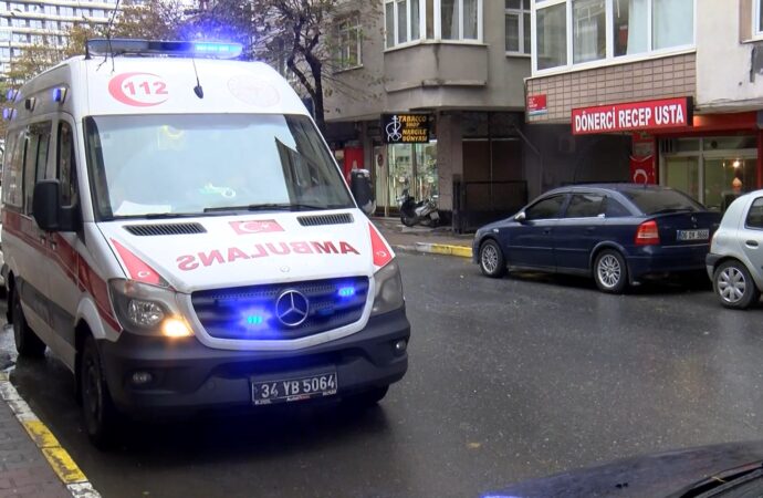 Küçükçekme’deki bir binada gerçekleştirilen böcek ilaçlaması sonucunda 4 kişi zehirlendi.