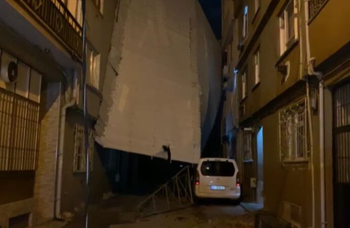 Bursa’da lodosun etkisiyle ağaçlar yıkıldı ve uçan çatı parçası bir otomobilin üstüne düştü. (2)