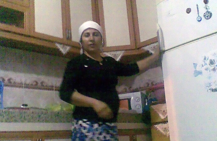 Bir şahıs, eşini öldürerek annesini ağır şekilde yaraladı.