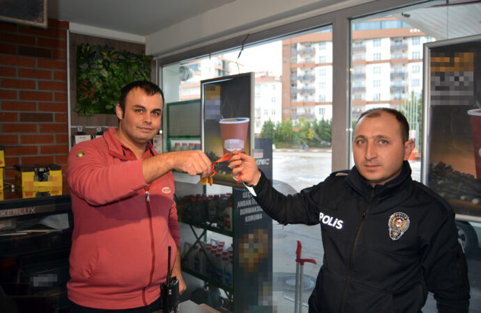 Bir kasiyer, sokakta bulunan cumhuriyet altınlarını polise teslim etti.