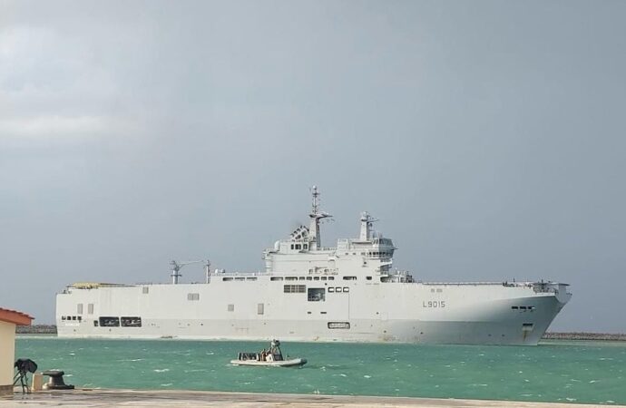 Fransa’nın amfibi hücum gemisi, Mısır’da konuşlandırıldı.