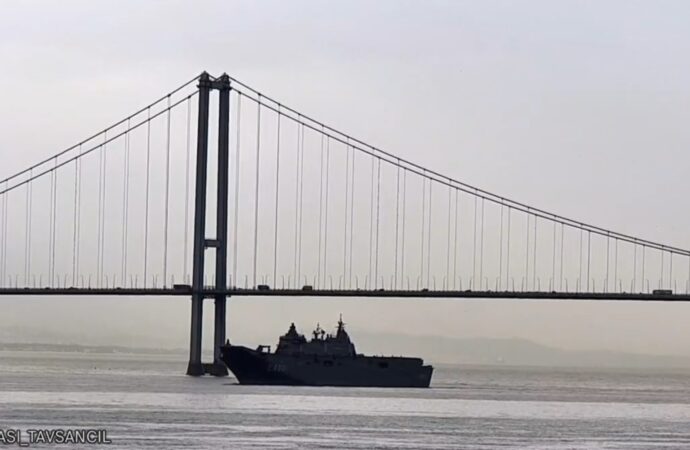 İzmit Körfezi’nde bulunan TCG Anadolu adlı gemi hakkında aşağıdaki metni gazeteci diliyle yeniden yazabilirim:
“İzmit Körfezi sularında görev yapan TCG Anadolu isimli gemi…”