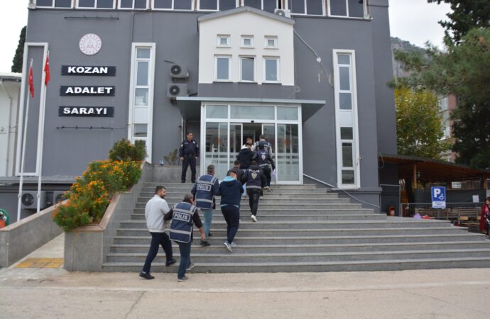 Samet’i vuran 3 şüpheli, “Ne bakıyorsun” diyerek saldırıda bulundukları suçlamasıyla tutuklandı.