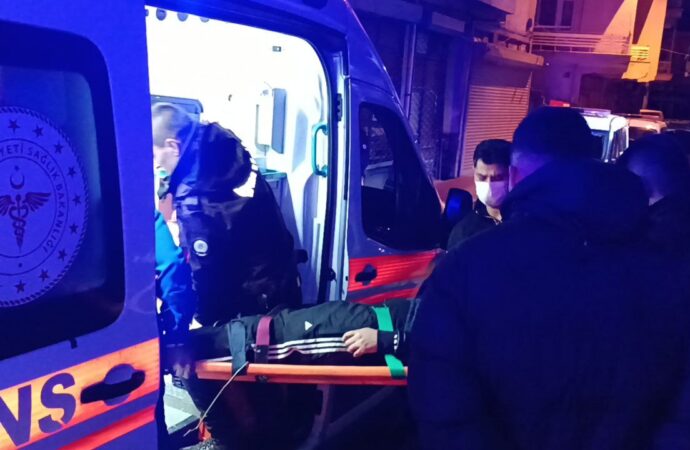 Bir kişiyle anlaşmazlık yaşadıktan sonra kaçarken çatıdan düşerek yaralandı.