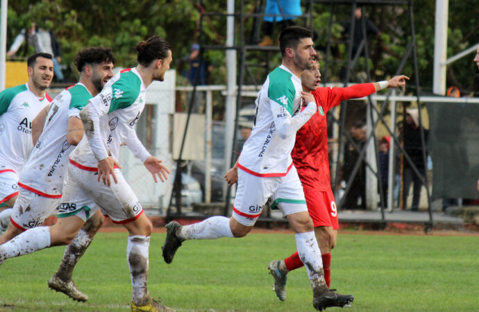 Karşıyaka takımında forma giyen Yasin, deplasman maçlarında etkili olan bir golcü olarak dikkat çekiyor.