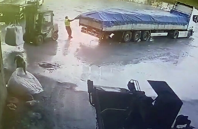 Bir forklift ile dorse arasında sıkışan bir şoförün hayatını kaybettiği görüntüler, olay anı kameraya yansıdı.