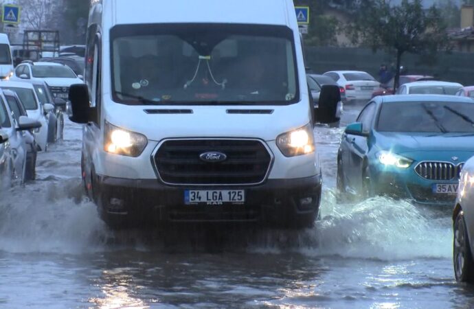 Küçükçekmece ilçesindeki yollar, şiddetli yağışlar nedeniyle göle dönüştü ve araçlar zorlukla ilerledi.