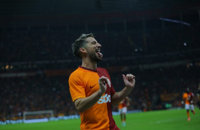 Belçika’nın başarılı futbolcusu Mertens, 2 gol ve 1 asistle dönüş yaptı.