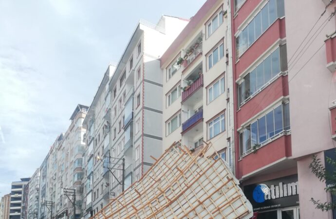 Giresun’da şiddetli fırtına etkili oldu ve çatılar uçtu. Bu olay sonucunda 1’i çocuk olmak üzere toplamda 2 kişi yaralandı.