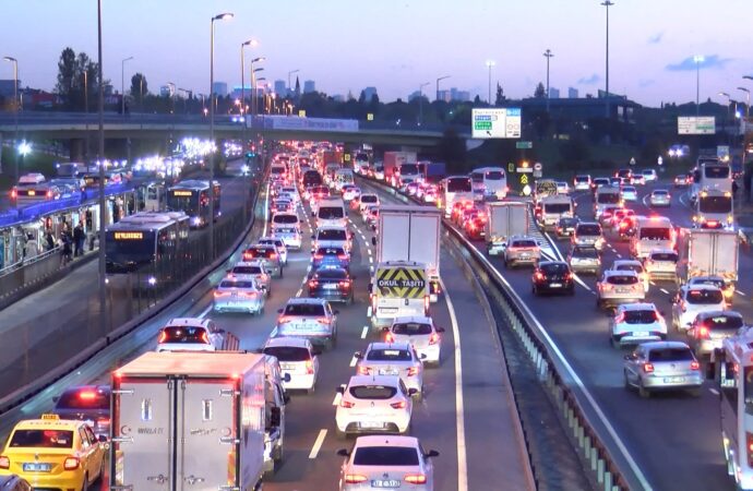İstanbul’da ara tatilin sona ermesiyle birlikte trafik yoğunluğu Cevizlibağ’da da azaldı.
