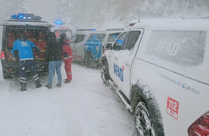 Bolu’da kar yağışı nedeniyle mahsur kalan 20 kampçı ve 6 çalışan, başarılı bir kurtarma operasyonuyla güvenli bir şekilde kurtarıldı.