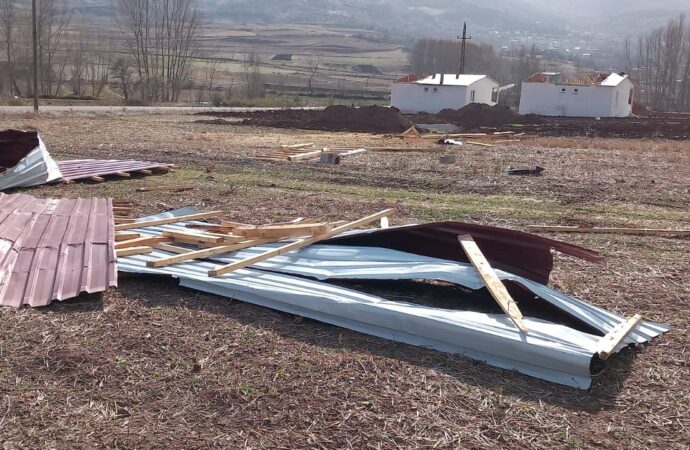 Tokat ilinde şiddetli rüzgar etkili oldu ve çatılar uçtu.
