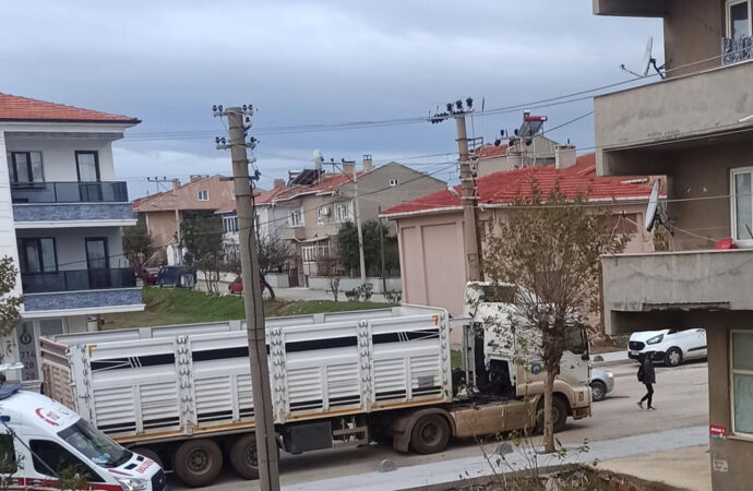 10 yaşındaki Sudem, kamyonun çarpması sonucu yaralandı.