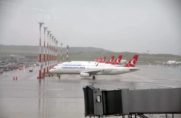 İstanbul’da meydana gelen şiddetli fırtına, hava ulaşımını olumsuz yönde etkiledi.