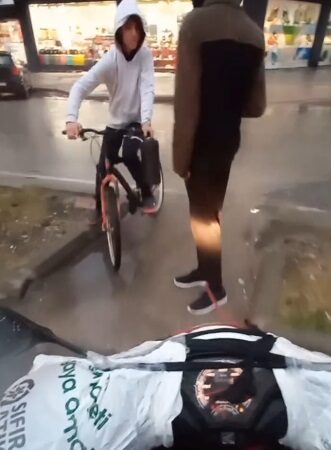 Motorlu kuryenin sosyal medyada tartışmalara yol açan paylaşımları gündeme oturdu.
