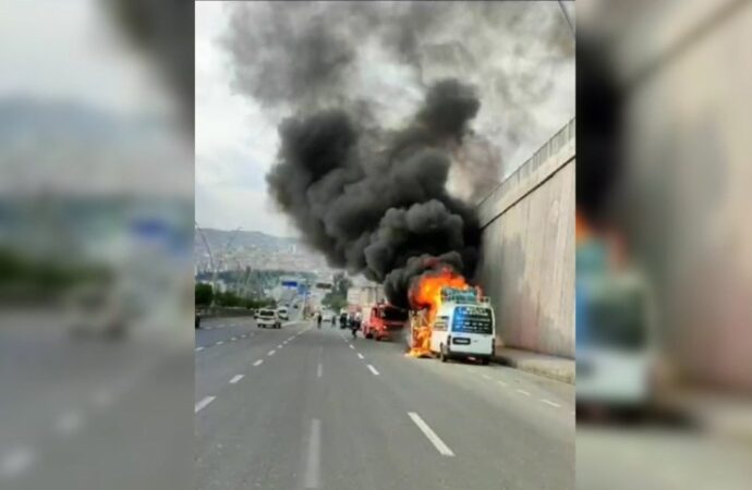 Elektrik malzemesi taşıyan bir minibüsün alevler içinde kaldığı bildirildi.