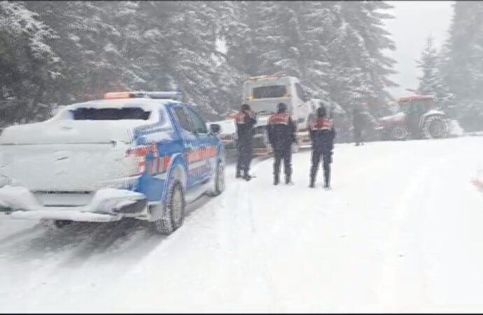 Yedigöller yolunda kar yağışı nedeniyle mahsur kalan dört kişi, başarılı bir kurtarma operasyonuyla kurtarıldı.