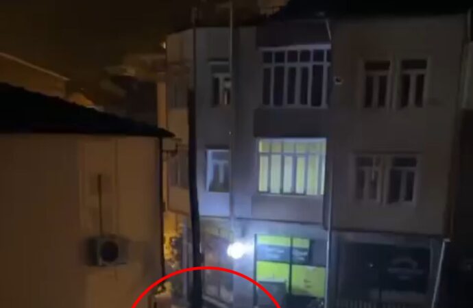 Mudanya ilçesinde meydana gelen şiddetli sel felaketi sonucunda dereler taşarak, araçlar sular altında kaldı.