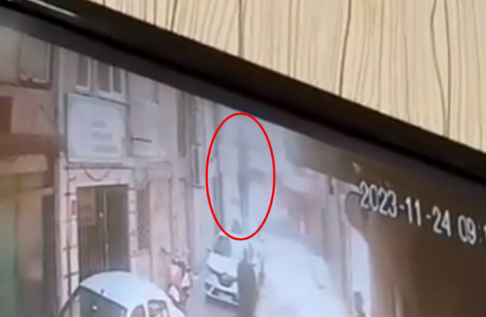 Bir şahıs, çatıdan atlayarak kaldırımda yürüyen bir kişinin yanına düştü.