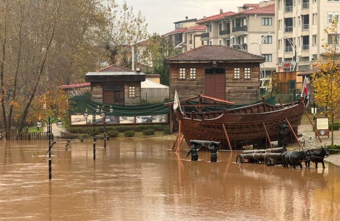 Bartın Irmağı’nda su seviyesi 4 metre arttı.