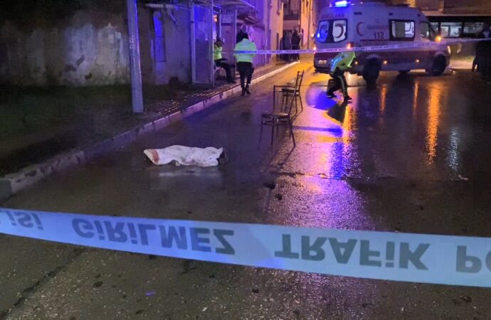 Minik Mustafa, evinden çıktığı sırada bir araç tarafından çarpılarak hayatını kaybetti. Sürücü ise olay yerinden kaçtı.