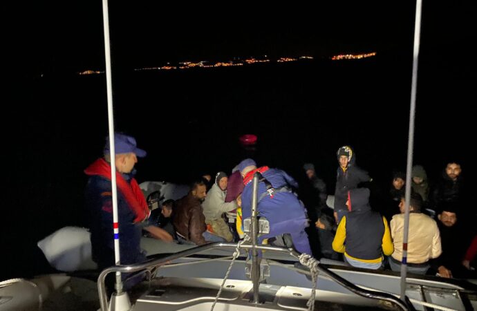 Bodrum’da gerçekleşen operasyonda 30 kaçak göçmen kurtarıldı, aynı operasyonda ise 34 kaçak göçmen yakalanarak gözaltına alındı.