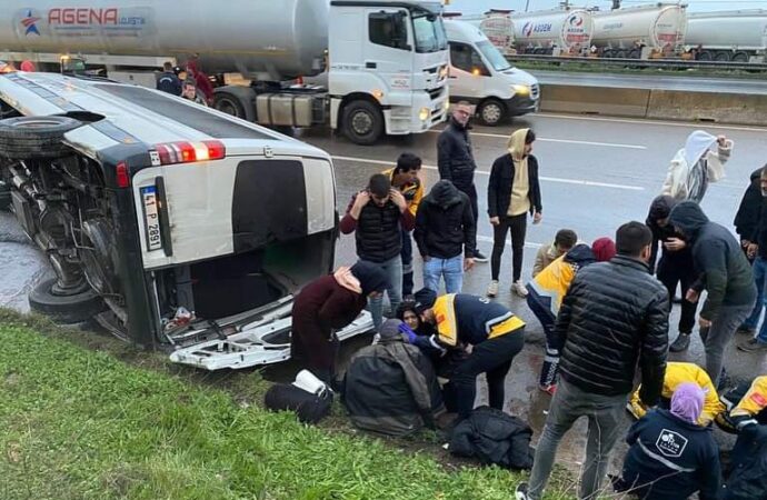 Kocaeli’de meydana gelen bir olayda, işçi servisi aracı devrildi ve 1’i ağır olmak üzere toplamda 9 kişi yaralandı.