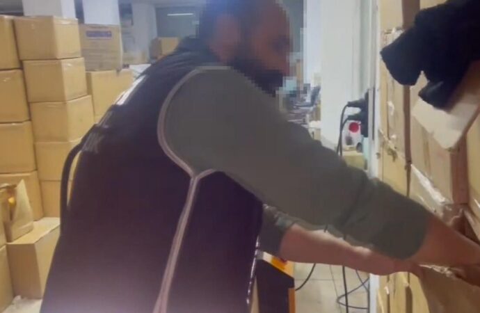 Arnavutköy ilçesinde gerçekleştirilen bir operasyonda, kaçak ilaç ticareti yapan 10 kişi gözaltına alındı.