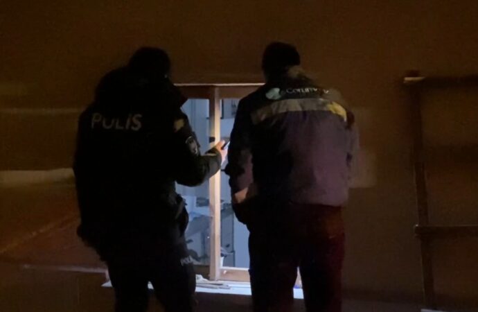 Apartmanda doğal gaz kokusu, sakinlerin endişe duymasına neden oldu.