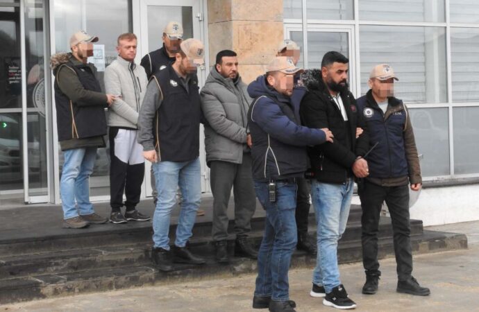 Kırşehir ilinde gerçekleştirilen operasyonda DEAŞ terör örgütüne mensup olduğu şüphesiyle 3 kişi gözaltına alındı.