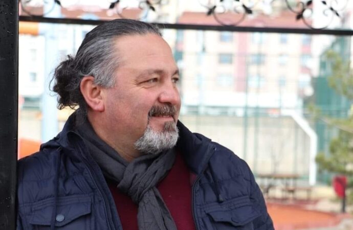 Hafif ticari araç, çarpması sonucu müzik öğretmeninin hayatını kaybetmesine sebep oldu.
